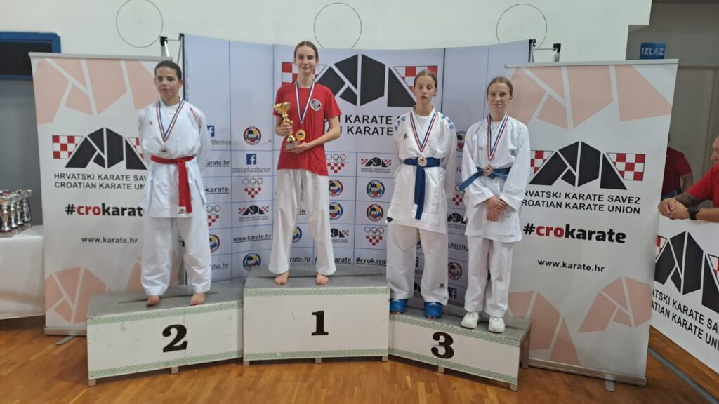 Naša učenica 8.a razreda Ajna Garibović osvojila je titulu PRVAKINJE HRVSTSKE,na drzavnom prvenstvu održanom u dvorani Jastrebarsko pod organizacijom Hrvatskog Karate Saveza.
